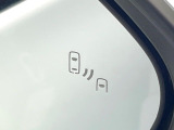 【ブラインドスポットモニター】走行中、ドアミラーの死角になりやすい箇所に後続車が接近するとサイドミラーのレンズに警告を表示!ドライバーに注意喚起をしてくれます。