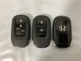 スマートキーを装備しています。鍵を差し込むことなくドアロックの開け閉めと、スタートボタン操作でのエンジンスタートができます。スペアキーも同じものを用意しております。