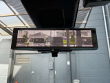スマートルームミラーは、車両後方に設置されたカメラの映像を、ルームミラーに映し出すことで、死角をなくし、安全性を向上させることができます。また、夜間や雨天時でも、クリアな映像を映し出すことができます。