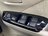 全席パワーウィンドウとなっています。運転席はオートになっているのでワンタッチ開閉することが出来ます。