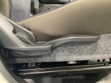 運転席にはドライバーの体型や好みに応じて前後方向だけでなく、高さの調整ができるシートリフターを装備!