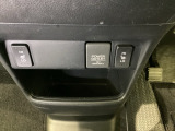 前席の左右別々のシートヒータースイッチが付いています。HiとLoの2段階で温度設定ができます。アクセサリーソケットはUSBのアダプターなどをつければ、スマホの充電にも使えます。