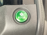 ECON モードをON にするとアクセルペダルの動きに対するエンジンの反応とエアコンの制御を切り換えることで、燃費のいい運転をするドライバーがペダルを踏んだ時と同じようにエンジンを制御します。
