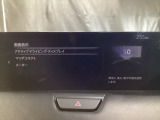 フロントガラス投影タイプのヘッドアップディスプレイを採用しています。現車速やナビルート案内、走行車線表示、前方車表示、交通標識表示など情報も多彩です。