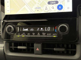 オートエアコンは温度を設定するだけで、自動で風量などを設定してくれます。運転しながら操作も必要ないので、安全性も向上します。