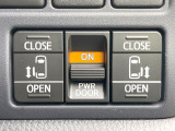 【両側パワースライドドア】スマートキーや運転席のスイッチで後席両側スライドドアの開閉が可能♪電動だから力を入れてドアを開ける必要が無く、小さなお子様でも簡単に開け閉めでき快適です♪