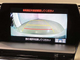 【パノラミックビューモニター】映像で、見づらい車両周辺の確認をアシスト。クルマを真上から見ているような映像を表示。 運転席から確認しにくい車両周囲の状況を把握。