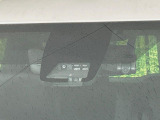 【トヨタセーフティセンス】走行中に前方の車両等を認識し、衝突しそうな時は警報とブレーキで衝突回避と被害軽減をアシスト。より安全にドライブをお楽しみいただけます。