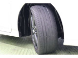 タイヤサイズ 215/45R17。 京都トヨタにてこの車をご成約のお客様に限り、タイヤ4本を当社指定【新品】タイヤに交換します。