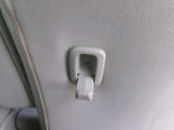 後席にフックがついているので、ちょっとした荷物をかけられます。