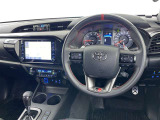 運転席まわりです。 各操作スイッチは使いやすい位置に配置されてます。