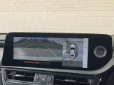 ■苦手な人が多い駐車場での車庫入れや狭い道でも大丈夫です/クルマの前後左右にカメラを設置してモニターで表示してくれるため、運転席から見えにくい場所を映し出してドライブをサポートします!
