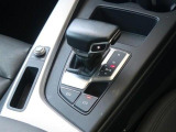 ブレーキを踏み停止後、その状態で継続的に車両を維持します。一般的な勾配の上り坂や下り坂の途中でも車両を維持できます。センターコンソールのスイッチによりON/OFFの切り替えができます。
