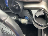 ドリンクはこちらのスペースに置いていただけます。運転の邪魔にならず、手に取りやすい位置で安全に管理できます。また他の備品とも干渉しないため快適にご利用いただけますので安心です。いつでもどうぞ。