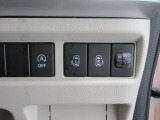 両側電動スライドドア。荷物で手が塞がる時など簡単にドアの開閉が出来ます。何より力いらずで開閉OK。女性やお年寄りにも優しい。電動機能はOFFにもできますから元気なお子様の駆け出しも安心。