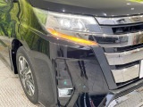 【LEDヘッドライト】悪天候や夜間走行時も良好な視界を確保し安心して運転できる高輝度LEDヘッドライトを装備!点灯速度が早く、消費電力も抑えられています。