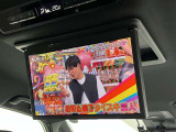 フリップダウン後席モニター付いております!前席はナビ画面、後席ではお子様が好きなDVDを鑑賞なんてこともできちゃいます!行楽の渋滞時も安心ですね♪