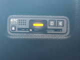 【ETC】有料道路を利用する際に料金所で停止することなく通過できる、ETC車載器(ノンストップ自動料金収受システム機器)が装備されています。セットアップを行うことで利用可能になります。