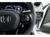 Hondaセンシングの機能のひとつ、アダプティブクルーズコントロール付!アクセルから足を離しても設定したスピードと前車との車間を保ち走行してくれます!車線維持もアシスト☆高速道路で疲労軽減ですね☆