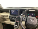 運転席周辺のスマートなレイアウトが、操作のしやすさを実現。快適なドライブをサポートします。