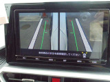 ☆両サイドビューです!左右両サイドに設置されたカメラからの映像を表示し、車両側方の安全確認や狭い小路での接触回避などの操作を補助するモードです。
