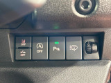 【アイドリングストップ】赤信号や渋滞で停車した際にエンジンを停止し、無駄な燃料の消費を抑えます。燃費向上や環境保護につなげる機能♪エンジンはブレーキを離せば再始動します。