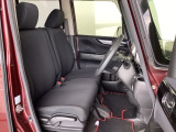 フロントシートはベンチシートです。ベンチシ―トは運転席と助手席の移動もスムーズ!狭い駐車場での乗り降りに便利です。シートの間にコンソールボックスやドリンクホルダーがないため、車内空間も広く感じます