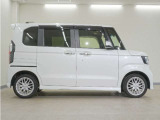 リアには左右スライドドアを採用。狭い駐車場でも開閉しやすく、強風の日でもドアが煽られにくくなっております。小さなお子さまやご年配の方も安心して乗り降りできます。