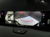 上空から俯瞰した映像で周囲の状況を確認出来る360&deg;ビューモニターです。これなら狭い駐車場でも安心ですね。また、隠れたお子様やいつの間にか置かれたカートも確認出来ますね。