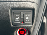 運転席の手元で両側スライドドアの開閉操作が可能です。