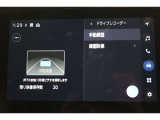 前後ドライブレコーダー搭載。車載カメラの映像を内蔵メモリーに録画。別のカメラを後付けすることなく前後映像を記録できます。録画した映像はディスプレイオーディオの大画面ですぐに再生、確認できます。