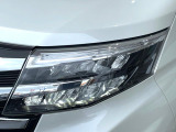 【LEDヘッドライト】悪天候や夜間走行時も良好な視界を確保し安心して運転できる高輝度LEDヘッドライトを装備!点灯速度が早く、消費電力も抑えられています。