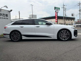 【NEW A6 e-tron performance】100kWhのバッテリーと出力280kW(カタログ値)を発揮する1基の電気モーターにより0-100km/hを5.4秒で加速、Sportbackで769km、Avantで734kmの一充電走行距離を達成。