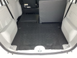 リアシートを倒すことで、より広くフラットな荷室が確保できます。荷物の積み降ろしがしやすく、さまざまな用途に対応できます。