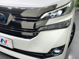 【LEDヘッドライト】悪天候や夜間走行時も良好な視界を確保し安心して運転できる高輝度LEDヘッドライトを装備!点灯速度が早く、消費電力も抑えられています。