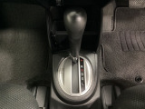 CVT車のセレクトレバーです。低速から高速まで、変速ショックのないスムーズな走りを実現するとともに、エンジン効率のよい領域を維持することで燃費にも貢献します。