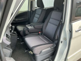 運転席・助手席の足元は広く、ゆったりとしたスペースを確保しています。
