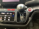 CVT車のセレクトレバーです。低速から高速まで、変速ショックのないスムーズな走りを実現するとともに、エンジン効率のよい領域を維持することで燃費にも貢献します。