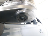 助手席側で見えにくい左前方の映像を、車内のマルチファンクションディスプレイに映し出します。前方への駐車や左寄せ、狭い道でのすれ違いなど、さまざまなシーンで安心して運転できる便利な機能です。