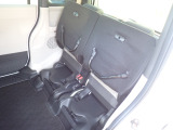 ◆チップアップ&ダイブダウン機構付【ULTR SEAT】は後席座面を左右分割で跳ね上げることができます。トランクで積載できない背の高い荷物をラクラク収納できます。ホンダ車ならではの人気装備です。