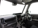 ダイハツのお店では、ダイハツ車を知り尽くしたプロフェッショナルが、専用の診断機器を使って各システムを点検しております。