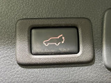 【パワーバックドア】スマートキーや運転席のボタンを押すだけでリアゲートが自動で開閉します!荷物を持っている時や、高い位置にあるバックドアを閉める際に便利です。