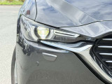 【LEDヘッドライト】悪天候や夜間走行時も良好な視界を確保し安心して運転できる高輝度LEDヘッドライトを装備!点灯速度が早く、消費電力も抑えられています。