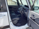 【ベンチシート】ラブラブ!(笑)で、運転席・助手席の行き来もしやすく、駐車時に便利☆また開放感もいいですね!一度体感されるとクセになりますよ(^^)