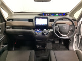車内は光触媒抗菌消臭施工済です。インパネ周りはスタイリッシュなデザインで機能や装備も充実しています。グローブボックスやカップホルダーのほかにトレーなどたくさんの収納スペースが付いています。