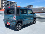 右斜め後ろからの特徴的なフォルム。ボックス型で車体全体を把握しやすく運転しやすそうですね♪