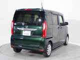プライバシーガラスが装備されています。外を見るときには気にならずに、後方車両からは車内が見えにくい設計です、周りを気にせず、快適に運転できますよ。
