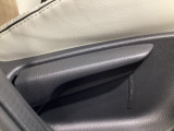 運転席にはドライバーの体型や好みに応じて前後方向だけでなく、高さの調整ができるシートリフターを装備!