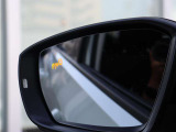 ブラインドスポットモニター装備。車線変更時の安全確認をサポートします。