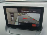 【マツダコネクト】  オーディオ操作、車両装備、ナビ案内など、統合的にモニターできる見やすいサイズのディスプレイです。